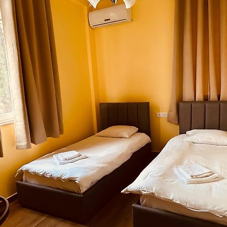 Auto Tana Guest House Tirana Buitenkant foto